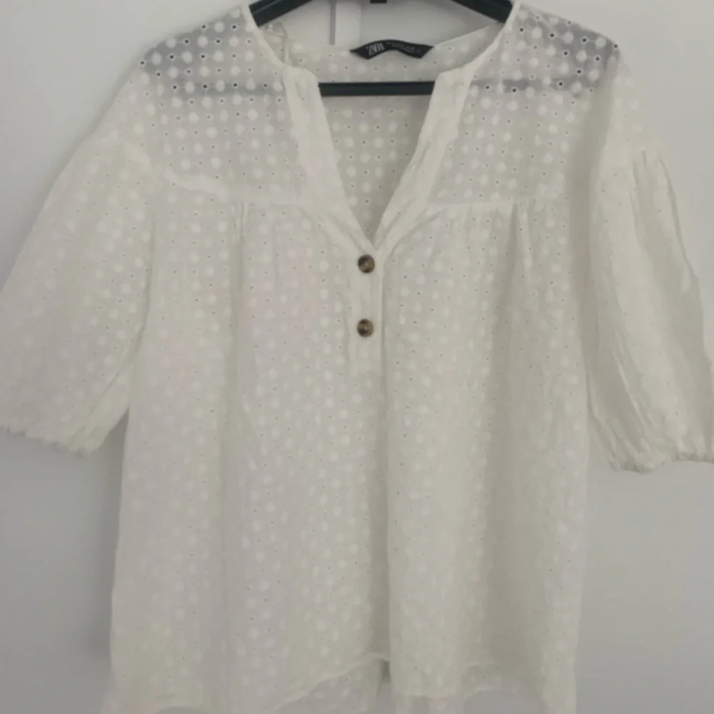 New without tag! Zara women puff sleeve white embroidered eyelet top